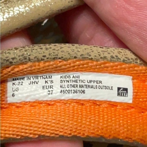 Reef Kids Ahi Flip Flops in metallic with animal print footbed. Size 6 - Picture 7 of 7